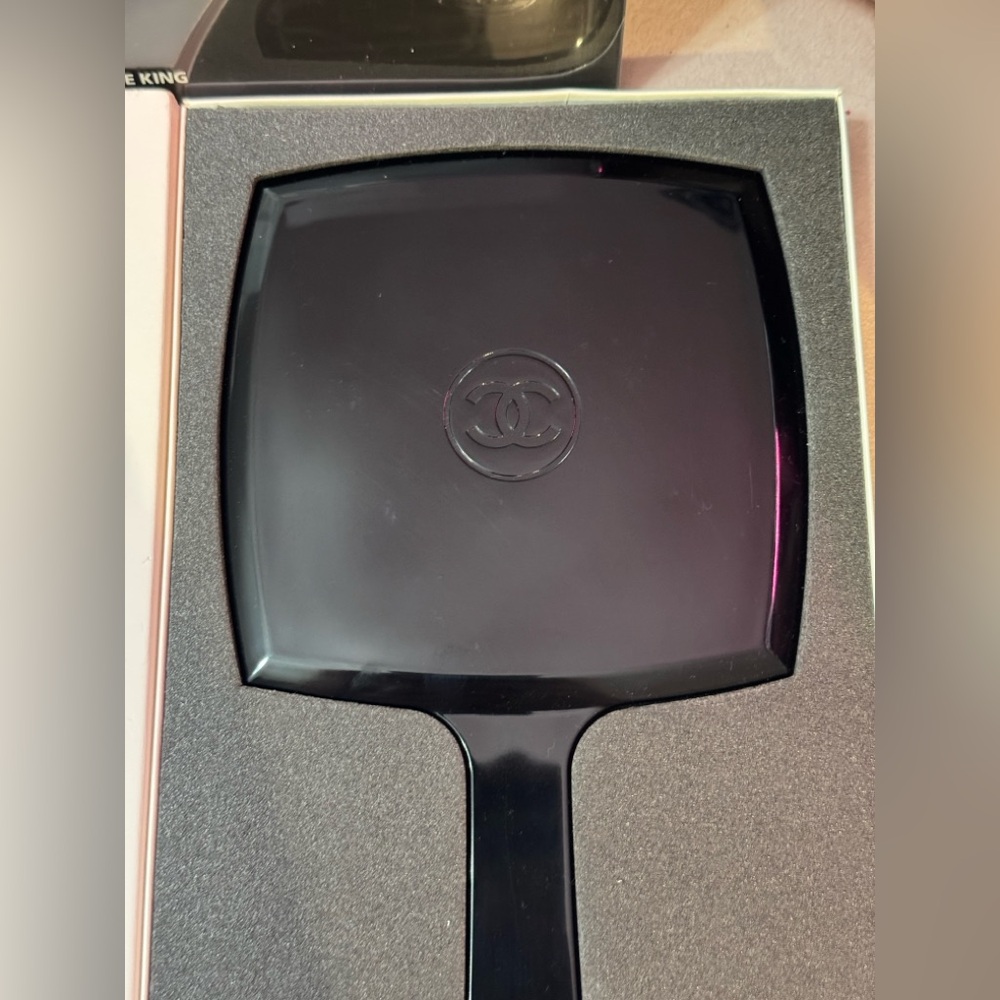 ❤️🔥 LOW START - Vintage Chanel Hand Mirror - Picture 2 of 4